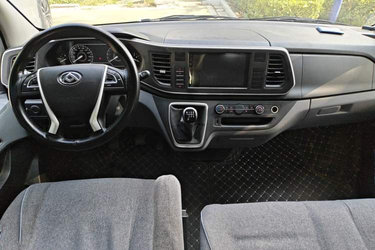 Used SAIC MAXUS Xintu V80 2025 Value Edition Aoyuntong 2.0T Manual Long Wheelbase Mid-Height Design 127 Ps 6/7/9-Seater Center Console