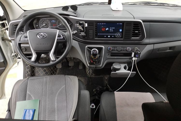 Used SAIC MAXUS Xintu V80 2025 Value Edition Aoyuntong 2.0T Manual Long Wheelbase Mid-Height Design 127 Ps 6/7/9-Seater Center Console