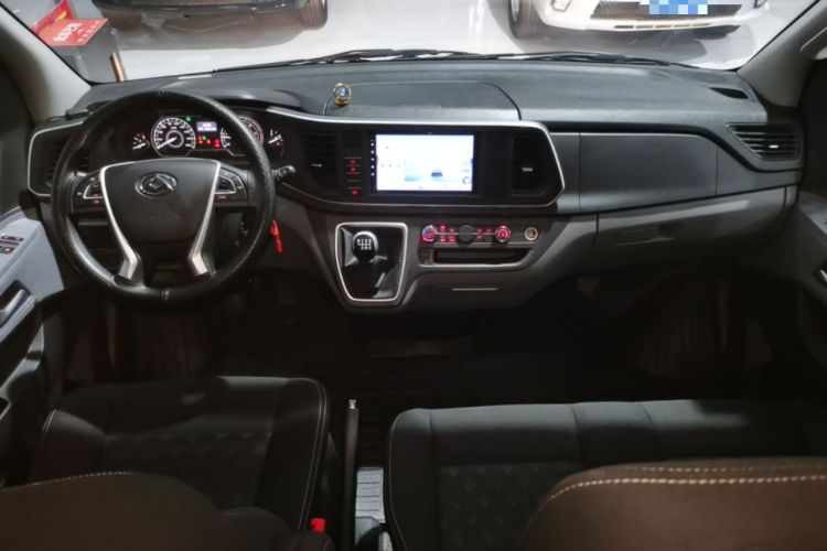 Used SAIC MAXUS Xintu V80 2025 Value Edition Aoyuntong 2.0T Manual Short Wheelbase Mid-Height 127 Ps 5/6 Seats Center Console