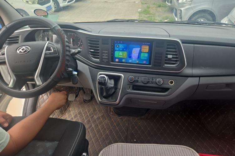 Used SAIC MAXUS Xintu V80 2025 PRO Aoyuntong 2.0T Manual Long Wheelbase Mid-Height 6/7/8/9-Seater Center Console