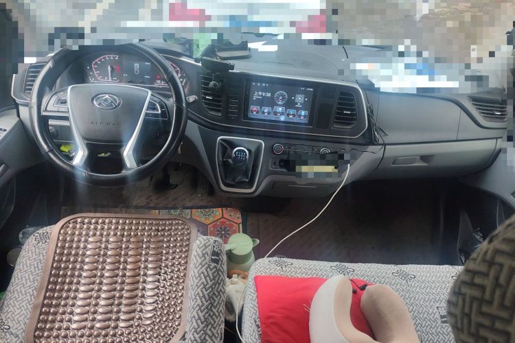 Used SAIC MAXUS Xintu V80 2025 PRO Aoyuntong 2.0T Manual Short Wheelbase Mid-Height 7/8/9-Seater Center Console