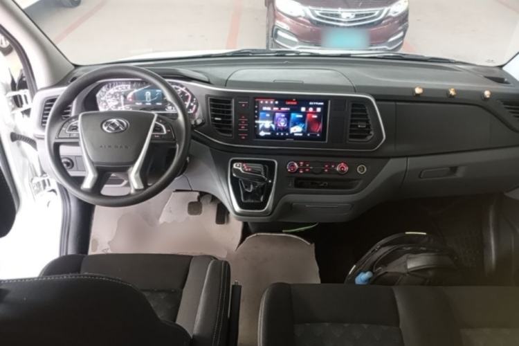 Used SAIC MAXUS Xintu V80 2025 PRO Aoyuntong 2.0T Automatic Short Wheelbase Mid-Height 5/6-Seater Center Console