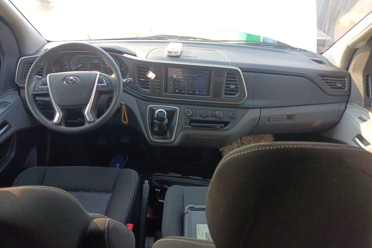 Used SAIC MAXUS Xintu V80 2025 Value Edition Aoyuntong 2.0T Manual Short Wheelbase Mid-Height 127 Ps 5/6 Seats Center Console
