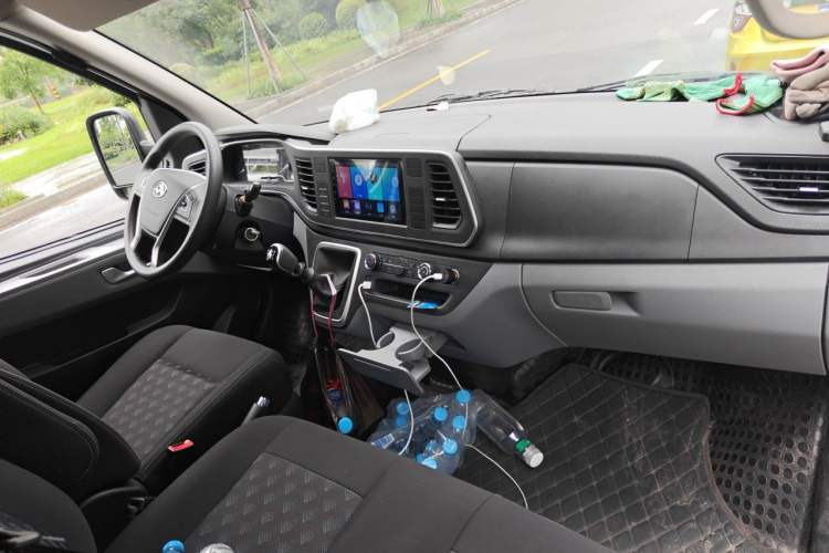 Used SAIC MAXUS Xintu V80 2025 Value Edition Urban Delivery King 2.0T Manual Short Wheelbase Ultra-Low Roof 127 Ps 3 Seats Center Console