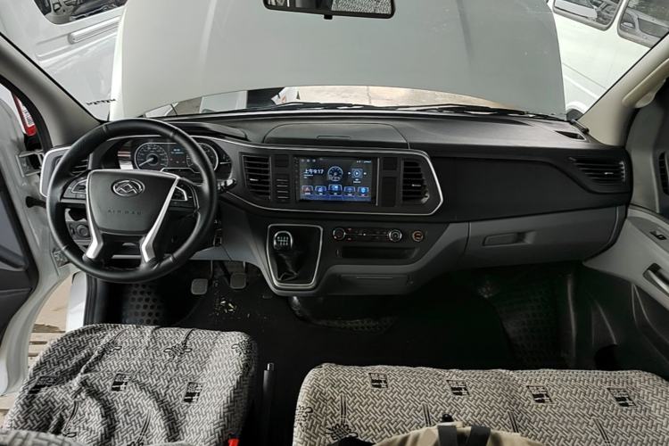 Used SAIC MAXUS Xintu V80 2025 Value Edition Aoyuntong 2.0T Manual Long Wheelbase Mid-Height Design 127 Ps 6/7/9-Seater Center Console