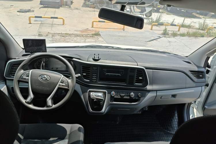 Used SAIC MAXUS Xintu V80 2025 PRO Aoyuntong 2.0T Automatic Long-Wheelbase Mid-Roof Model with 6/7/8/9 Seats Center Console