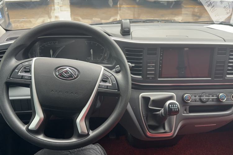 Used SAIC MAXUS Xintu V80 2025 PRO Aoyuntong 2.0T Manual Long Wheelbase Mid-Height 6/7/8/9-Seater Center Console