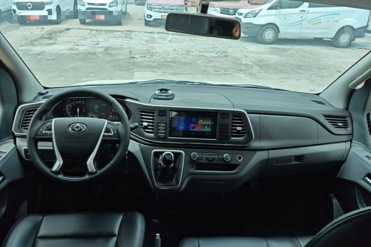 Used SAIC MAXUS Xintu V80 2025 PRO Aoyuntong 2.0T Manual Short Wheelbase Ultra-Low Roof 5/6-Seater Center Console