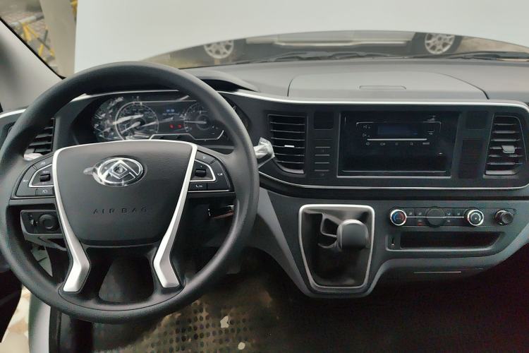 Used SAIC MAXUS Xintu V80 2025 Value Edition Aoyuntong 2.0T Manual Short Wheelbase Mid-Height 127 Ps 5/6 Seats Center Console