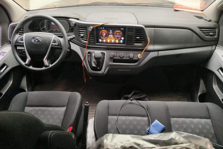 Used SAIC MAXUS Xintu V80 2025 Value Edition Aoyuntong 2.0T AMT Long Wheelbase Mid-Height Roof 127 Ps 6/7/9-Seater Center Console