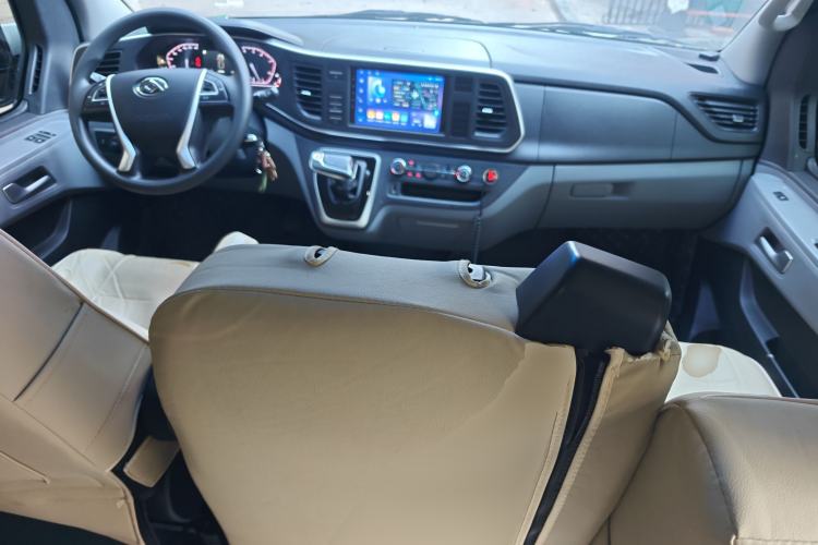 Used SAIC MAXUS Xintu V80 2025 PRO Aoyuntong 2.0T Automatic Long Wheelbase Ultra-Low Roof 6/7/8/9-Seater Center Console