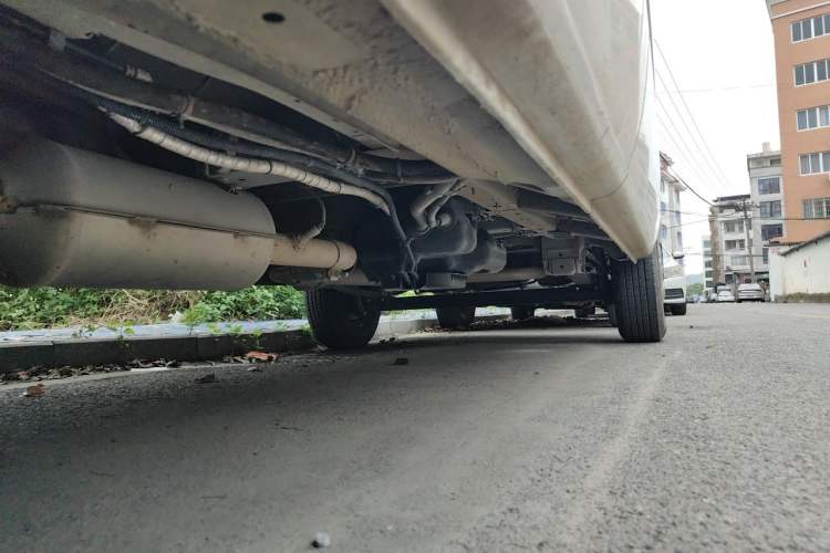 Used SAIC MAXUS Xintu V80 2025 PRO Aoyuntong 2.0T Manual Long Wheelbase Mid-Height 6/7/8/9-Seater Chassis Front Left