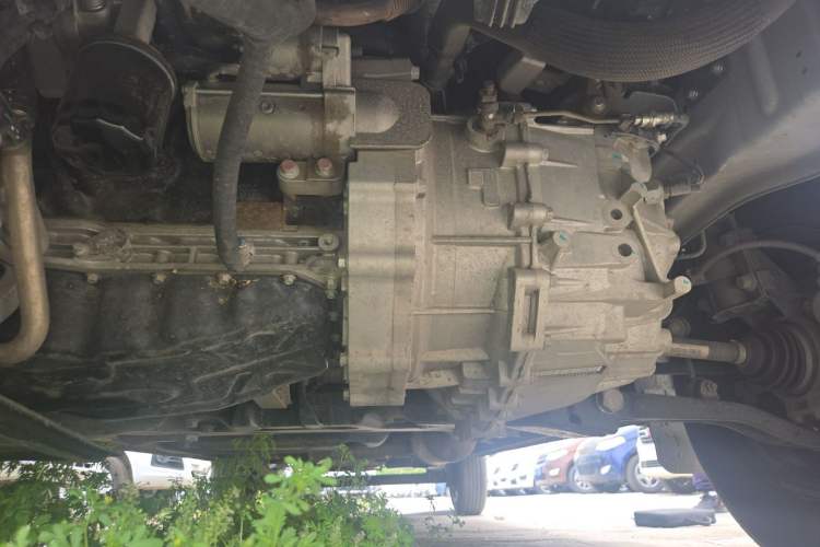 Used SAIC MAXUS Xintu V80 2025 PRO Aoyuntong 2.0T Manual Long Wheelbase Mid-Height 6/7/8/9-Seater Chassis Front