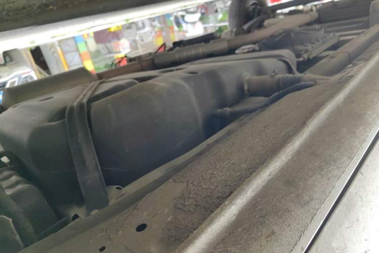 Used SAIC MAXUS Xintu V80 2025 PRO Aoyuntong 2.0T Manual Long Wheelbase Mid-Height 6/7/8/9-Seater Chassis Front Right