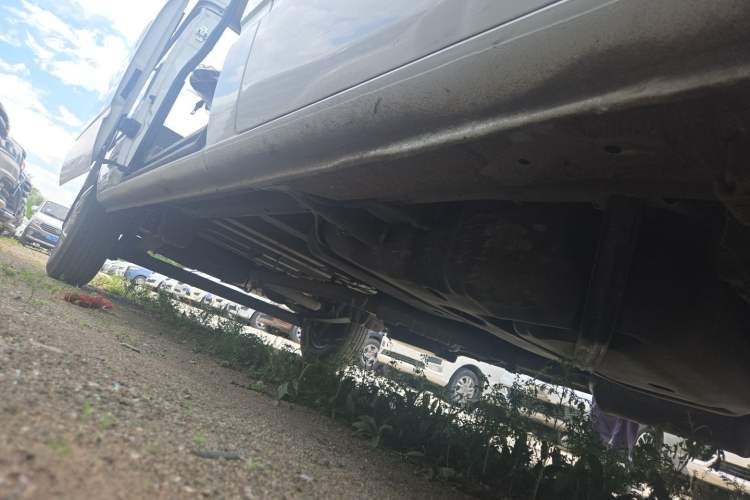 Used SAIC MAXUS Xintu V80 2025 PRO Aoyuntong 2.0T Manual Long Wheelbase Mid-Height 6/7/8/9-Seater Chassis Front Right