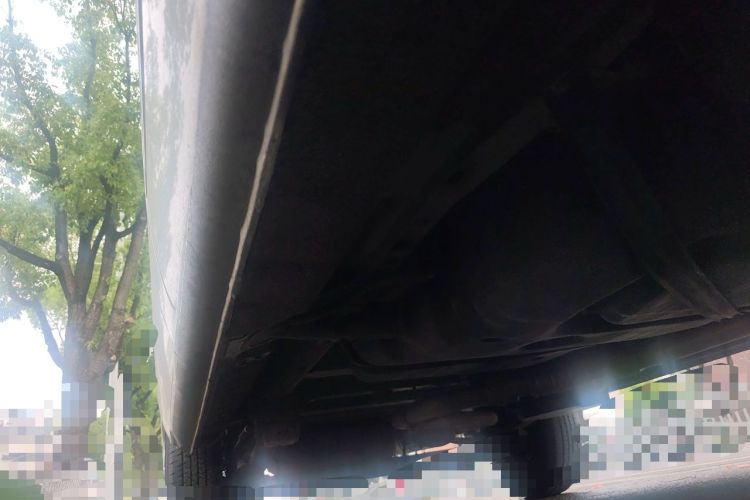 Used SAIC MAXUS Xintu V80 2025 PRO Aoyuntong 2.0T Manual Short Wheelbase Mid-Height 7/8/9-Seater Chassis Front Right