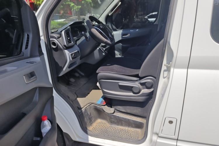 Used SAIC MAXUS Xintu V80 2025 Value Edition Aoyuntong 2.0T Manual Short Wheelbase Mid-Height 127 Ps 5/6 Seats Driver Seat