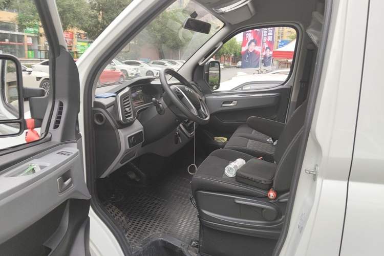 Used SAIC MAXUS Xintu V80 2025 Value Edition Aoyuntong 2.0T AMT Short Wheelbase Mid-Height 127 Ps 5/6 Seats Driver Seat