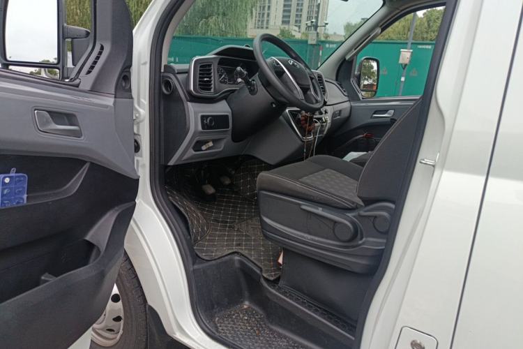 Used SAIC MAXUS Xintu V80 2025 Value Edition Aoyuntong 2.0T Manual Short Wheelbase Mid-Height 127 Ps 5/6 Seats Driver Seat