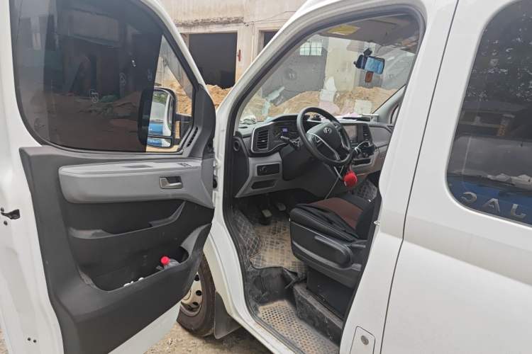Used SAIC MAXUS Xintu V80 2025 PRO Aoyuntong 2.0T Manual Short Wheelbase Mid-Height 5/6-Seater Driver Seat