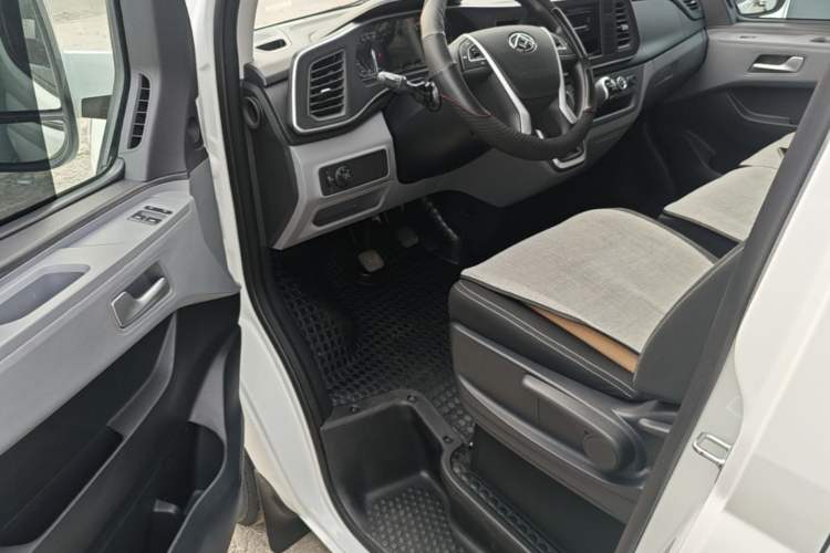 Used SAIC MAXUS Xintu V80 2025 PRO Aoyuntong 2.0T Manual Short Wheelbase Ultra-Low Roof 5/6-Seater Driver Seat