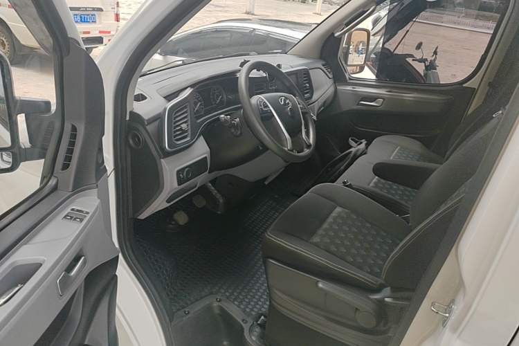 Used SAIC MAXUS Xintu V80 2025 Value Edition Aoyuntong 2.0T Manual Long Wheelbase Mid-Height Design 127 Ps 6/7/9-Seater Driver Seat