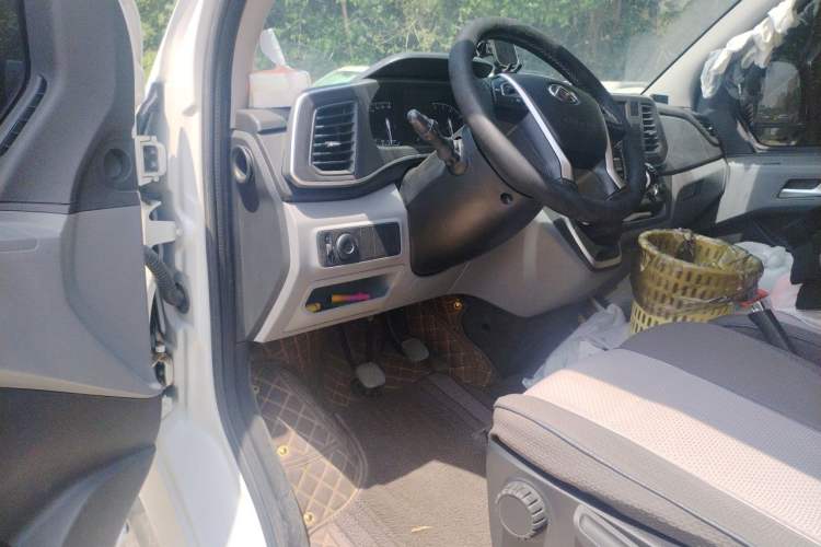 Used SAIC MAXUS Xintu V80 2025 PRO Aoyuntong 2.0T Manual Long Wheelbase Mid-Height 6/7/8/9-Seater Driver Seat