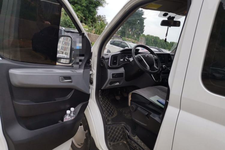 Used SAIC MAXUS Xintu V80 2025 Value Edition Aoyuntong 2.0T Manual Long Wheelbase Mid-Height Design 127 Ps 6/7/9-Seater Driver Seat
