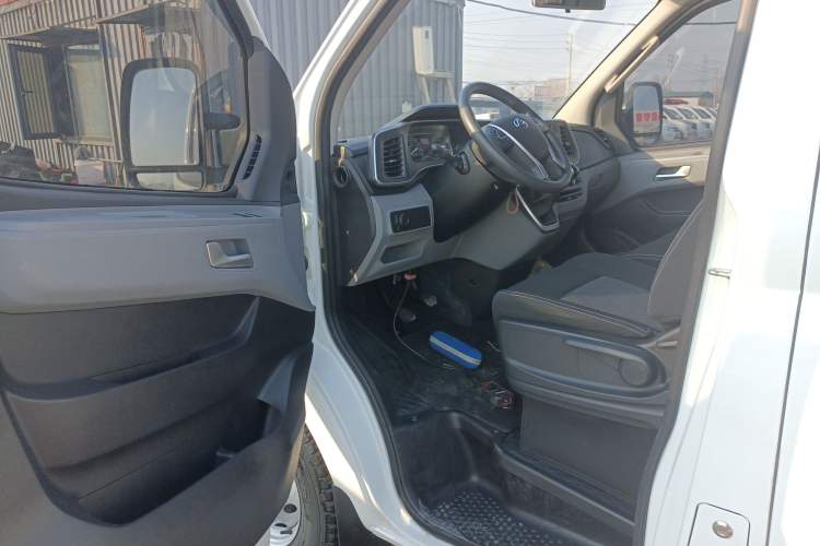 Used SAIC MAXUS Xintu V80 2025 Value Edition Aoyuntong 2.0T Manual Short Wheelbase Mid-Height 127 Ps 5/6 Seats Driver Seat