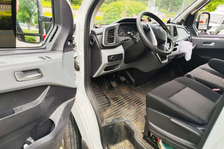 Used SAIC MAXUS Xintu V80 2025 Value Edition City Distribution King 2.0T Manual Short Wheelbase Mid-Roof 127 Ps 3 Seats Driver Seat