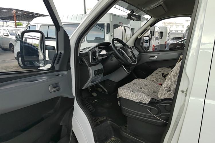 Used SAIC MAXUS Xintu V80 2025 Value Edition Aoyuntong 2.0T Manual Long Wheelbase Mid-Height Design 127 Ps 6/7/9-Seater Driver Seat