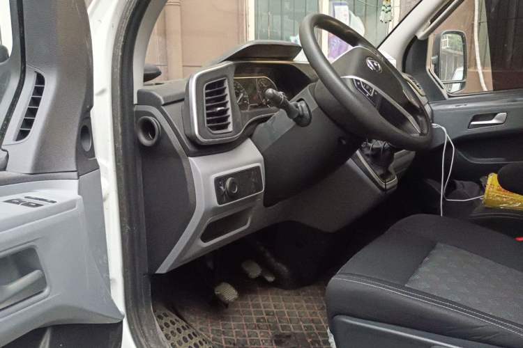 Used SAIC MAXUS Xintu V80 2025 Value Edition Aoyuntong 2.0T Manual Short Wheelbase Mid-Height 127 Ps 5/6 Seats Driver Seat