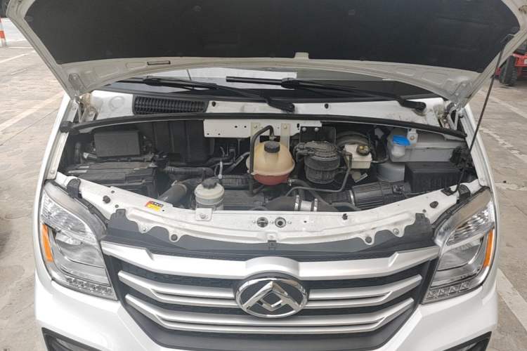 Used SAIC MAXUS Xintu V80 2025 Value Edition Aoyuntong 2.0T Manual Long Wheelbase Mid-Height Design 127 Ps 6/7/9-Seater Engine Bay