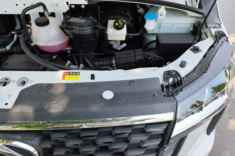 Used SAIC MAXUS Xintu V80  Engine Bay Left