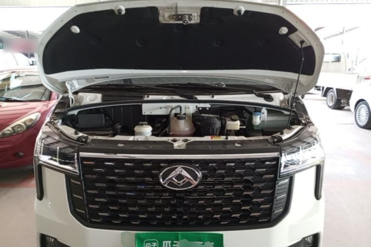 Used SAIC MAXUS Xintu V80 2025 PRO Aoyuntong 2.0T Automatic Short Wheelbase Mid-Height 5/6-Seater Engine Bay
