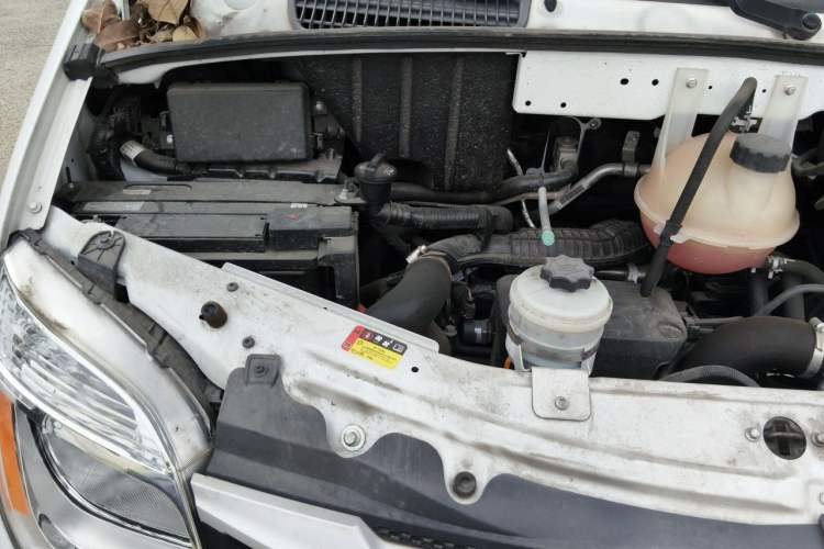 Used SAIC MAXUS Xintu V80  Engine Bay Right