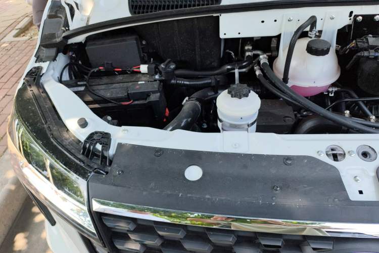 Used SAIC MAXUS Xintu V80  Engine Bay Right