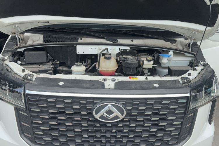 Used SAIC MAXUS Xintu V80 2025 PRO Aoyuntong 2.0T AMT Short Wheelbase Mid-Height 5/6-Seater Engine Bay