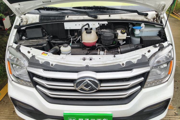 Used SAIC MAXUS Xintu V80 2025 Value Edition Aoyuntong 2.0T AMT Long Wheelbase Mid-Height Roof 127 Ps 6/7/9-Seater Engine Bay