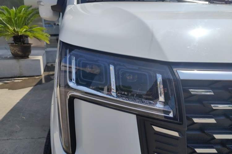 Used SAIC MAXUS Xintu V80 2025 PRO Aoyuntong 2.0T Automatic Short Wheelbase Ultra-Low Roof 5/6-Seater Exterior 6