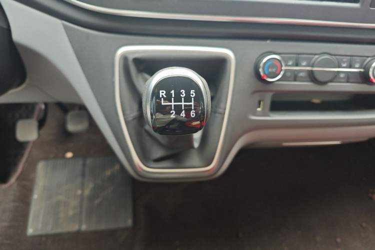 Used SAIC MAXUS Xintu V80 2025 PRO Aoyuntong 2.0T Manual Short Wheelbase Mid-Height 5/6-Seater Gear Lever