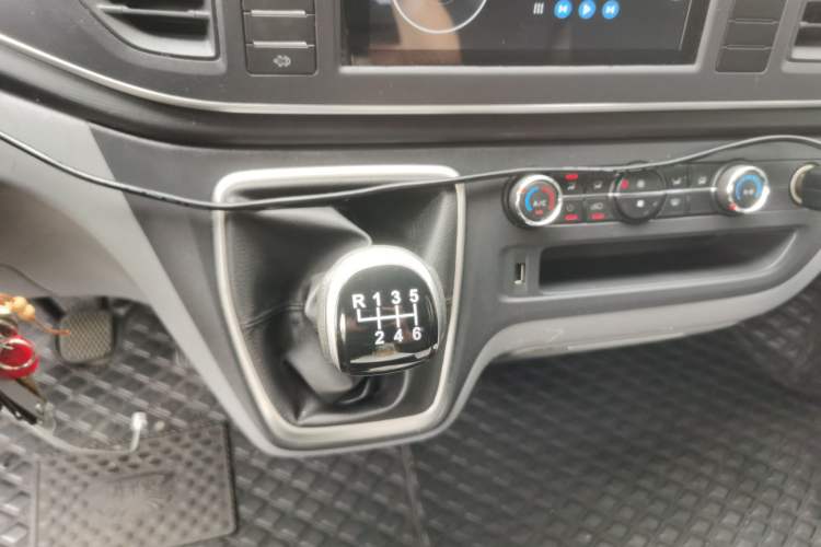 Used SAIC MAXUS Xintu V80 2025 PRO Commercial & Travel 6MT Short Wheelbase Mid-Roof 10/11/12-Seater Non-Commercial Gear Lever