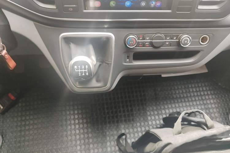 Used SAIC MAXUS Xintu V80 2025 Value Edition Aoyuntong 2.0T Manual Long Wheelbase Mid-Height Design 127 Ps 6/7/9-Seater Gear Lever