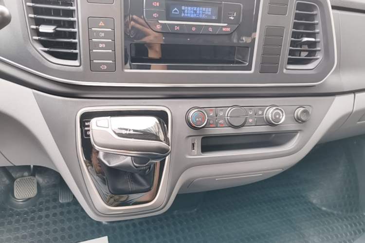 Used SAIC MAXUS Xintu V80 2025 PRO Aoyuntong 2.0T Automatic Long-Wheelbase Mid-Roof Model with 6/7/8/9 Seats Gear Lever