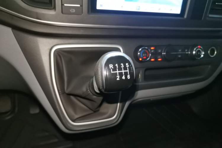 Used SAIC MAXUS Xintu V80 2025 Value Edition Aoyuntong 2.0T Manual Short Wheelbase Mid-Height 127 Ps 5/6 Seats Gear Lever