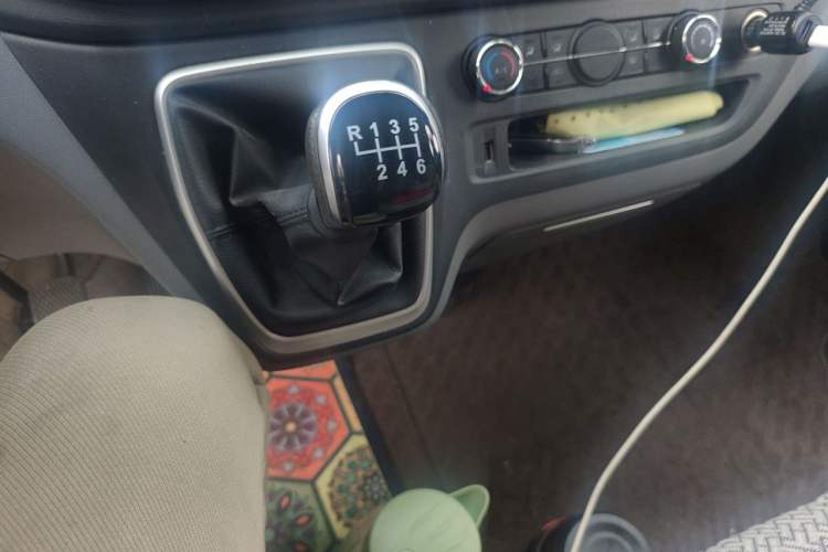 Used SAIC MAXUS Xintu V80 2025 PRO Aoyuntong 2.0T Manual Short Wheelbase Mid-Height 7/8/9-Seater Gear Lever
