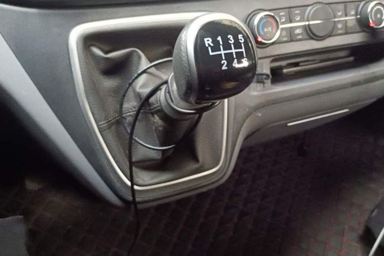 Used SAIC MAXUS Xintu V80 2025 Value Edition Aoyuntong 2.0T Manual Short Wheelbase Mid-Height 127 Ps 5/6 Seats Gear Lever