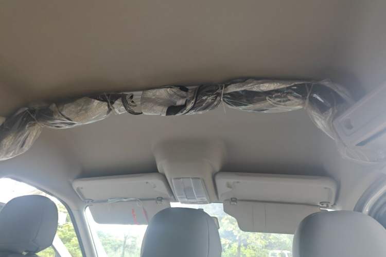 Used SAIC MAXUS Xintu V80 2025 PRO Aoyuntong 2.0T Automatic Long-Wheelbase Mid-Roof Model with 6/7/8/9 Seats Headliner