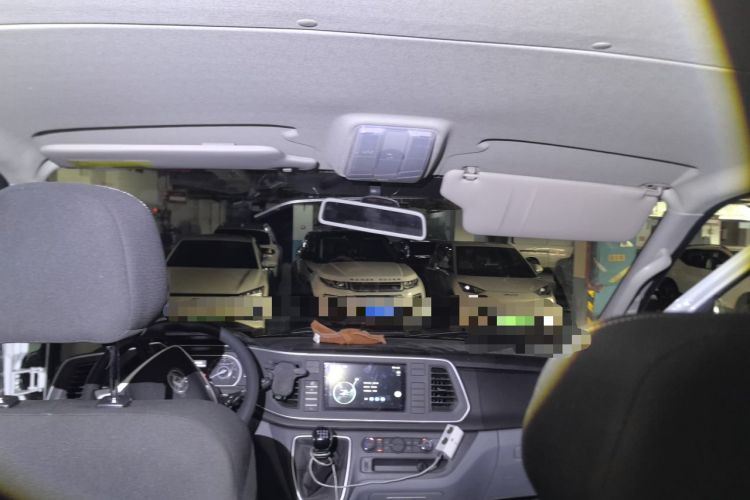 Used SAIC MAXUS Xintu V80 2025 Value Edition Aoyuntong 2.0T Manual Short Wheelbase Ultra-Low Roofline 127 Ps 5/6 Seats Headliner