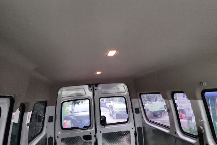 Used SAIC MAXUS Xintu V80 2025 Value Edition Aoyuntong 2.0T AMT Long Wheelbase Mid-Height Roof 127 Ps 6/7/9-Seater Headliner